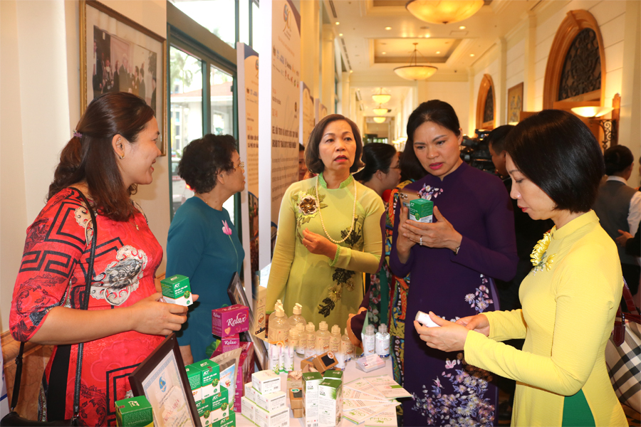 Chủ tịch Hội LHPN Việt Nam Hà Thị Mai thăm HTX Dược liệu Hải Hậu ACT
